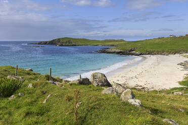 Meal Beach, weißer Sand, türkisfarbenes Wasser, einer der schönsten Strände der Shetlands, Insel West Burra, Shetlandinseln, Schottland, Vereinigtes Königreich, Europa - RHPLF13021