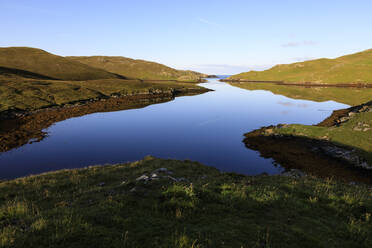 Mavis Grind, frühmorgendliche Reflexionen, schmale Landenge zwischen Nordsee und Atlantik, Shetland-Inseln, Schottland, Vereinigtes Königreich, Europa, Europa - RHPLF13022