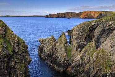 Ness of Hillswick, dramatische zerklüftete Klippen und rote Granitklippen der Heads of Grocken, Northmavine, Shetlandinseln, Schottland, Vereinigtes Königreich, Europa - RHPLF13024