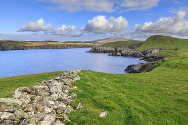 Ronas Hill von Ness of Hillswick, dramatische Klippen, interessante Geologie, Northmavine, Festland, Shetlandinseln, Schottland, Vereinigtes Königreich, Europa - RHPLF13025