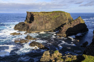 Schaumige See um Moo Stack, Eshaness, zerklüftete Klippen und Stacks, Northmavine, Shetlandinseln, Schottland, Vereinigtes Königreich, Europa - RHPLF13029