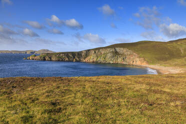 Little Ayre, roter Sandstrand, rote Granitfelsen, Muckle Roe Island, Shetlandinseln, Schottland, Vereinigtes Königreich, Europa - RHPLF13031