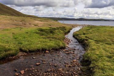 Little Ayre, Brand, roter Sand- und Granitstrand und Felsen, Muckle Roe Island, Shetlandinseln, Schottland, Vereinigtes Königreich, Europa - RHPLF13033