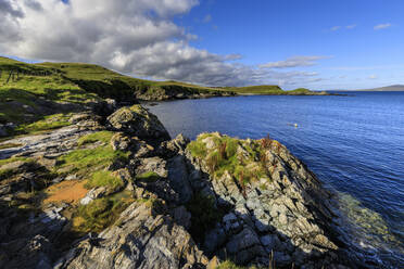 Blick auf Bressay an einem schönen Tag, Bay of Ocraquoy, Fladdabister, South Mainland, Shetland-Inseln, Schottland, Vereinigtes Königreich, Europa - RHPLF13034