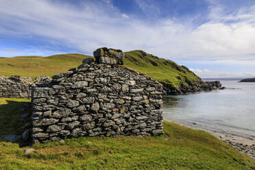 Isle of Fethaland, Major Haaf Fishing Station, verfallene Fischerhütten, East Ayre, North Mainland, Shetland-Inseln, Schottland, Vereinigtes Königreich, Europa - RHPLF13035