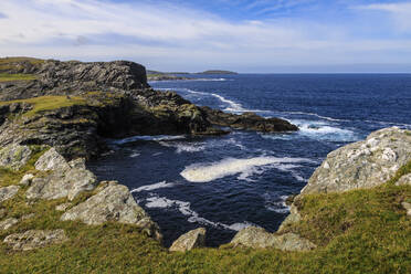 Isle of Fethaland, schäumende See, dramatische Küste, Blick nach Süden zur Isle of Uyea, North Roe, North Mainland, Shetland-Inseln, Schottland, Vereinigtes Königreich, Europa - RHPLF13036