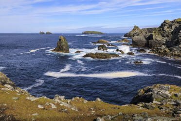 Isle of Fethaland, schäumende See, Stacks, Klippen, Isle of Gruney , Ramna Stacks, North Roe, Mainland, Shetland-Inseln, Schottland, Vereinigtes Königreich, Europa - RHPLF13037