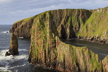 Westerwick, dramatische Küstenansichten, Klippen und Felsen aus rotem Granit, West Mainland, Shetland-Inseln, Schottland, Vereinigtes Königreich, Europa - RHPLF13040