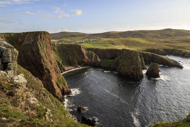 Westerwick, dramatische Küstenansichten, Klippen und Felsen aus rotem Granit, West Mainland, Shetland-Inseln, Schottland, Vereinigtes Königreich, Europa - RHPLF13041