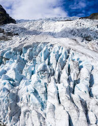 Luftaufnahme einer Drohne von Eisblöcken des Boyabreen-Gletschers, Jostedalsbreen-Nationalpark, Fjaerland, Bezirk Sogn og Fjordane, Norwegen, Skandinavien, Europa - RHPLF13052