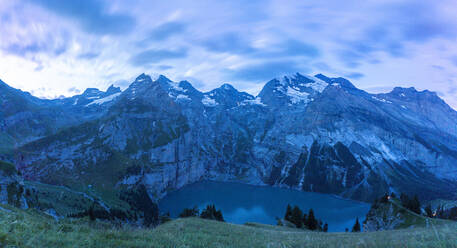 Wolken in der Abenddämmerung über dem Oeschinensee, Berner Oberland, Kandersteg, Kanton Bern, Schweiz, Europa - RHPLF13059