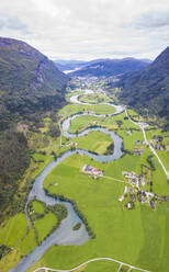 Luftaufnahme des serpentinenförmigen Flusses Stryneelva, Stryn, Nordfjorden, Provinz Sogn og Fjordane, Norwegen, Skandinavien, Europa - RHPLF13062