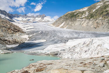 Gletschersee und Rhonegletscher teilweise durch Decken geschützt, um das Schmelzen zu verlangsamen, Gletsch, Kanton Wallis, Schweiz, Europa - RHPLF13068