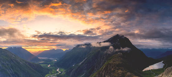 Feuriger Himmel bei Sonnenuntergang über den Bergen Romsdalen und Venjesdalen, gesehen vom Romsdalseggen-Grat, Andalsnes, More og Romsdal, Norwegen, Skandinavien, Europa - RHPLF13081