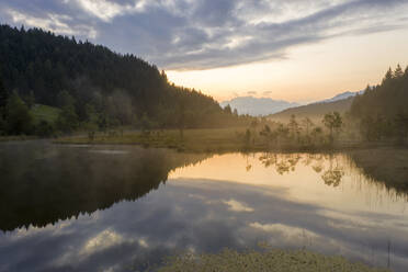 Luftaufnahme des nebligen Sonnenaufgangs über dem Sumpf des Naturparks Pian di Gembro, Aprica, Sondrio, Valtellina, Lombardei, Italien, Europa - RHPLF13092