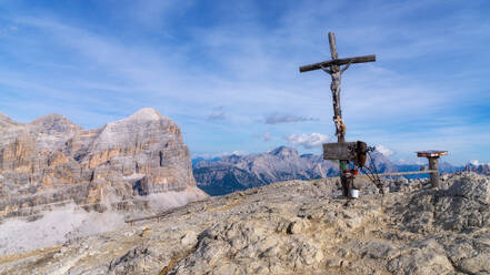 Gipfelkreuz des Monte Lagazuoi, Dolomiten, Italien, Europa - RHPLF13098