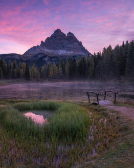 Sonnenaufgang am Lago Antorno mit den Drei Zinnen im Hintergrund, Dolomiten, Italien, Europa - RHPLF13105