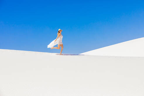 Frau geht über die Gipssanddüne, White Sands, New Mexico, Vereinigte Staaten von Amerika, Nordamerika - RHPLF13111