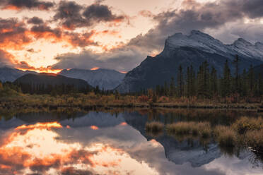 Sonnenaufgang und Gewitterwolken an den Vermillion Lakes mit Mount Rundle im Herbst, Banff National Park, UNESCO Weltkulturerbe, Alberta, Rocky Mountains, Kanada, Nordamerika - RHPLF13118