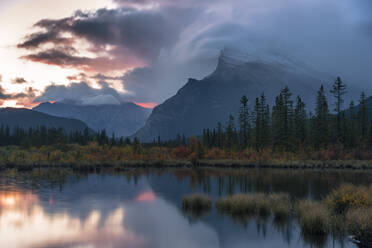 Sonnenaufgang und Gewitterwolken an den Vermillion Lakes mit Mount Rundle im Herbst, Banff National Park, UNESCO Weltkulturerbe, Alberta, Rocky Mountains, Kanada, Nordamerika - RHPLF13120