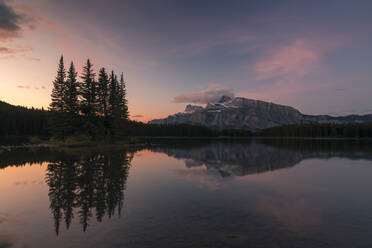 Sonnenaufgang am Two Jack Lake mit Mount Rundle am Horizont, Banff National Park, UNESCO Weltkulturerbe, Alberta, Rocky Mountains, Kanada, Nordamerika - RHPLF13126