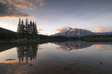 Sonnenaufgang am Two Jack Lake mit Mount Rundle am Horizont, Banff National Park, UNESCO Weltkulturerbe, Alberta, Rocky Mountains, Kanada, Nordamerika - RHPLF13128