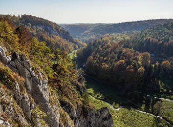 Herbst im Tal des Flusses Pradnik, Ojcow-Nationalpark, Krakau-Tschenstochauer Hochland (Polnischer Jura), Woiwodschaft Kleinpolen, Polen, Europa - RHPLF13131