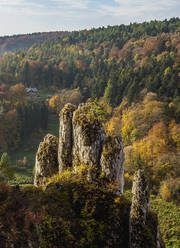 Die Handschuh-Felsformation, Ojcow-Nationalpark, Krakau-Tschenstochauer Hochebene (Polnischer Jura), Woiwodschaft Kleinpolen, Polen, Europa - RHPLF13133