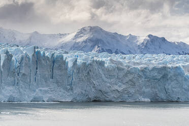 Perito-Moreno-Gletscher und Berggipfel unter einem stimmungsvollen Himmel, Nationalpark Los Glaciares, UNESCO-Weltkulturerbe, Santa Cruz, Argentinien, Südamerika - RHPLF13154