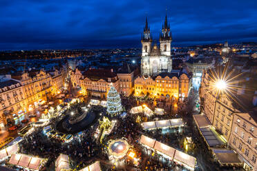 Der Prager Weihnachtsmarkt auf dem Altstädter Ring von der Astronomischen Uhr aus gesehen während der blauen Stunde, UNESCO-Weltkulturerbe, Prag, Tschechische Republik, Europa - RHPLF13159