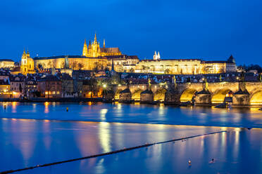 Veitsdom und Prager Burg beleuchtet während der abendlichen blauen Stunde, die sich in der Moldau spiegelt, UNESCO-Weltkulturerbe, Prag, Tschechische Republik, Europa - RHPLF13160