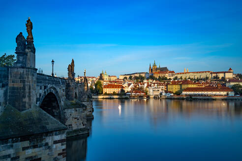 Die frühe Morgensonne beleuchtet den Veitsdom und die Prager Burg, UNESCO-Weltkulturerbe, Prag, Tschechische Republik, Europa - RHPLF13162