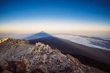 Blick auf den Schatten des Vulkans El Teide vom Gipfel bei Sonnenaufgang, Nationalpark El Teide, UNESCO-Weltkulturerbe, Teneriffa, Kanarische Inseln, Spanien, Atlantik, Europa - RHPLF13167