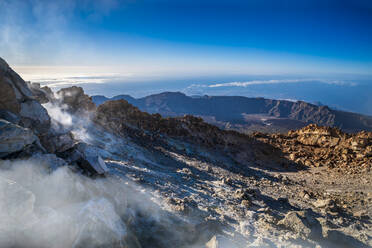 Blick vom Gipfel des Vulkans El Teide im Nationalpark am frühen Morgen, UNESCO Weltkulturerbe, Teneriffa, Kanarische Inseln, Spanien, Atlantik, Europa - RHPLF13168