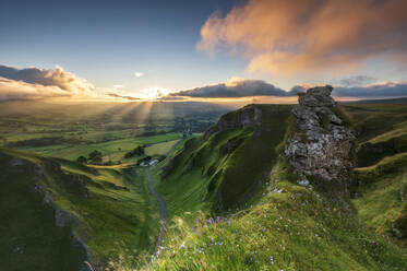 Sonnenaufgang über dem Edale Valley vom Winnats Pass, Hope Valley, Peak District, Derbyshire, England, Vereinigtes Königreich, Europa - RHPLF13184