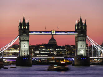 Panoramablick auf die Tower Bridge mit der St. Paul's Cathedral, London, England, Vereinigtes Königreich, Europa - RHPLF13215