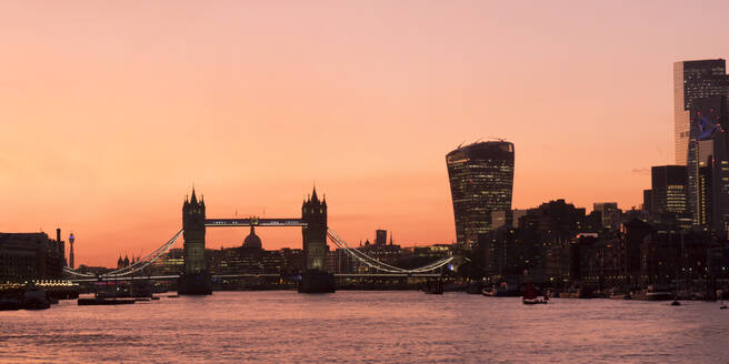Panoramablick auf die Tower Bridge mit der St. Paul's Cathedral und den Hochhäusern der City bei Sonnenuntergang, London, England, Vereinigtes Königreich, Europa - RHPLF13216