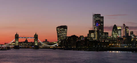Panoramablick auf die Tower Bridge mit der St. Paul's Cathedral und den Hochhäusern der City bei Sonnenuntergang, London, England, Vereinigtes Königreich, Europa, lizenzfreies Stockfoto