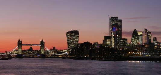 Panoramablick auf die Tower Bridge mit der St. Paul's Cathedral und den Hochhäusern der City bei Sonnenuntergang, London, England, Vereinigtes Königreich, Europa - RHPLF13217
