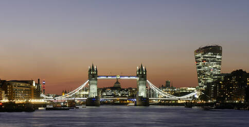 Panoramablick auf die Tower Bridge mit der St. Paul's Cathedral und den Hochhäusern der City in der Abenddämmerung, London, England, Vereinigtes Königreich, Europa - RHPLF13218