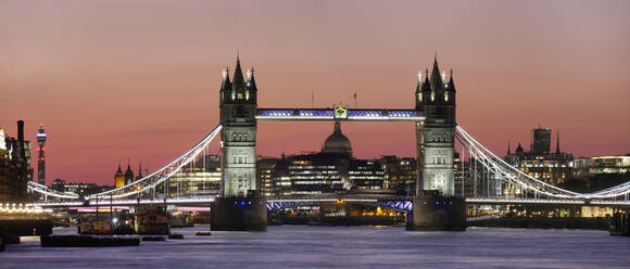 Panoramablick auf die Tower Bridge mit der St. Paul's Cathedral in der Abenddämmerung, London, England, Vereinigtes Königreich, Europa - RHPLF13219