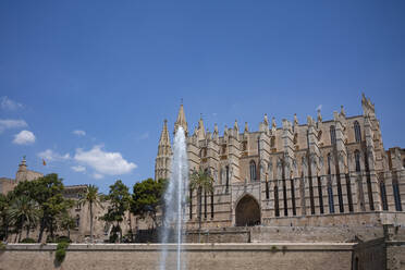 Springbrunnen vor der gotischen Kathedrale Santa Maria de Palma (La Seu) in Palma auf der Mittelmeerinsel Mallorca, Balearen, Spanien, Europa - RHPLF13227