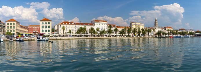Panoramablick auf den Hafen von Split und die Kathedrale des Heiligen Domnius, Split, Dalmatinische Küste, Kroatien, Europa - RHPLF13243