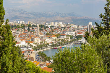Panoramablick von oben auf die Stadt Split und die Kathedrale des Heiligen Domnius, Split, Dalmatinische Küste, Kroatien, Europa - RHPLF13245