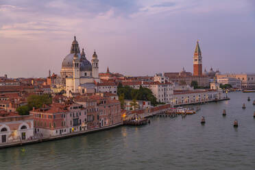 Blick auf die Skyline von Venedig vom Kreuzfahrtschiff in der Abenddämmerung, Venedig, UNESCO-Weltkulturerbe, Venetien, Italien, Europa - RHPLF13246