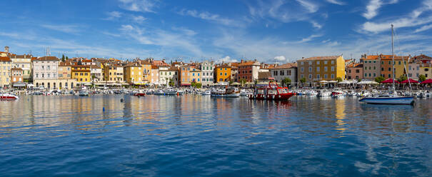 Blick auf den Hafen und die bunten Gebäude der Altstadt, Rovinj, Kroatische Adria, Istrien, Kroatien, Europa - RHPLF13251