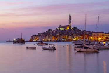 Blick auf den Hafen und die Altstadt mit der Kathedrale der Heiligen Euphemia in der Abenddämmerung, Rovinj, Istrien, Kroatien, Adria, Europa - RHPLF13253