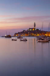 Blick auf den Hafen und die Altstadt mit der Kathedrale der Heiligen Euphemia in der Abenddämmerung, Rovinj, Istrien, Kroatien, Adria, Europa - RHPLF13254