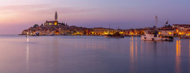 Blick auf den Hafen und die Altstadt mit der Kathedrale der Heiligen Euphemia in der Abenddämmerung, Rovinj, Istrien, Kroatien, Adria, Europa - RHPLF13255