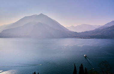 Blick von oben auf den Comer See mit einer Fähre, die über den See fährt, Lombardei, Italienische Seen, Italien, Europa - RHPLF13264